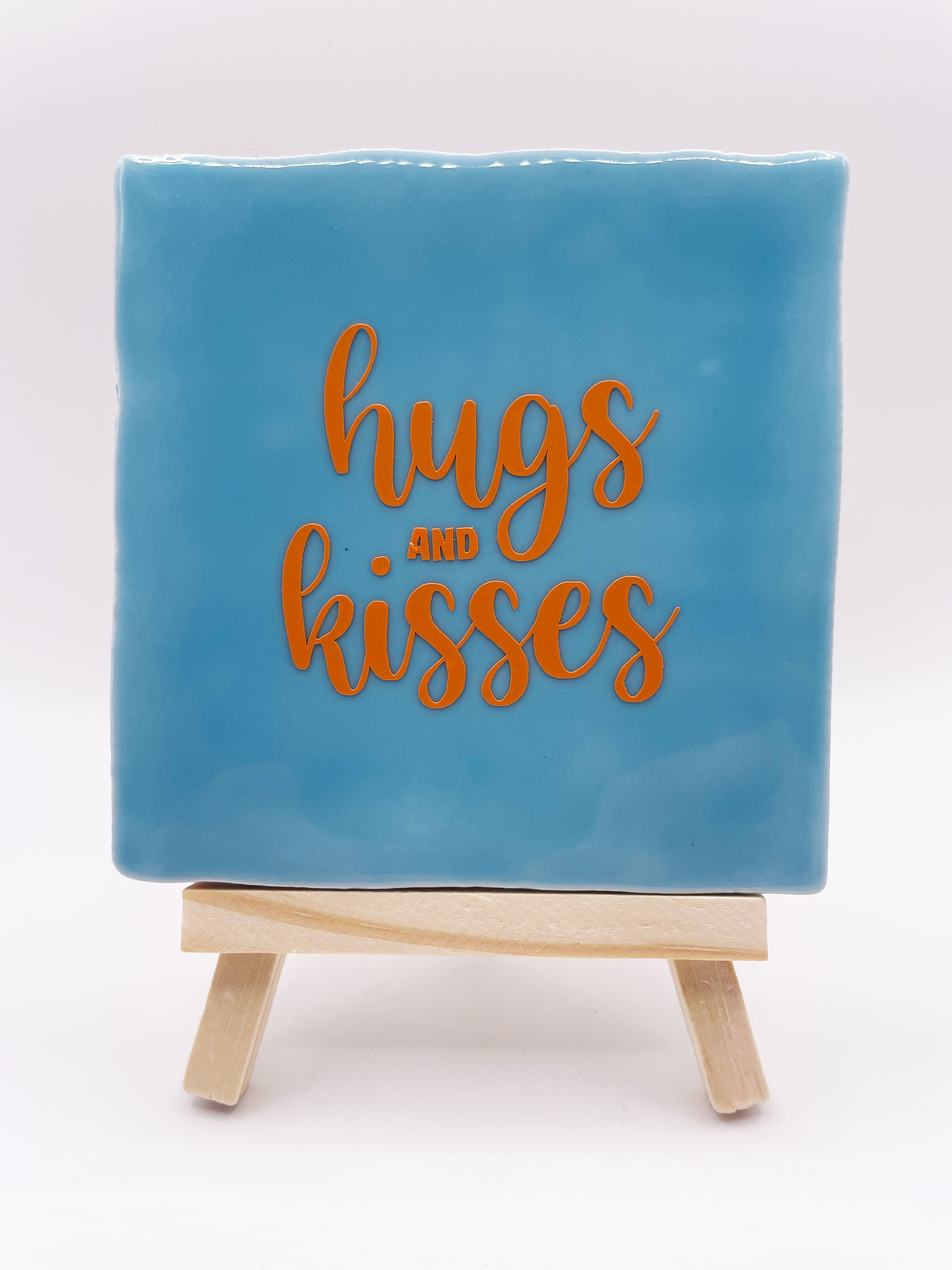 Quote Tile 'Hugs & Kisses' - Musgo Bazar