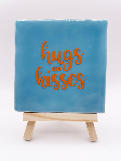 Quote Tile 'Hugs & Kisses' - Musgo Bazar